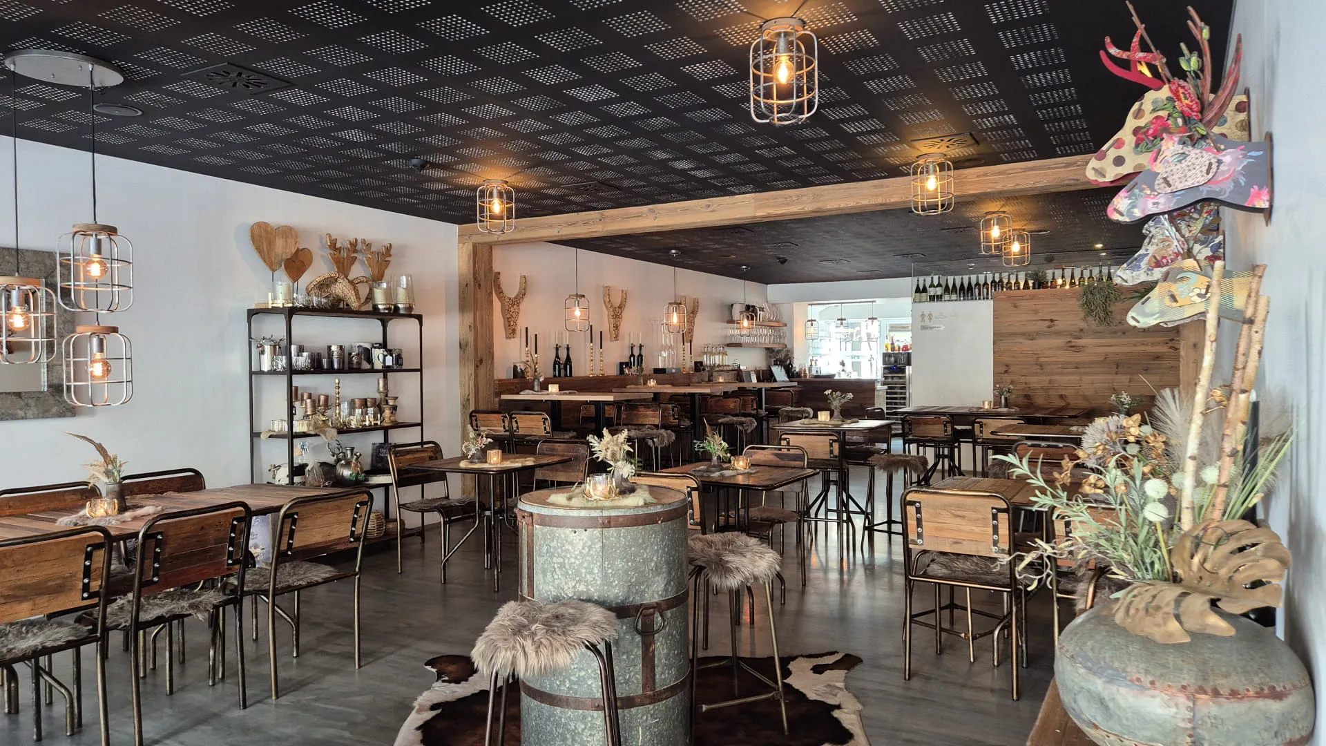 Ein modernes Restaurantinterieur mit Holzstuhl, Tischen und dekorativen Elementen.